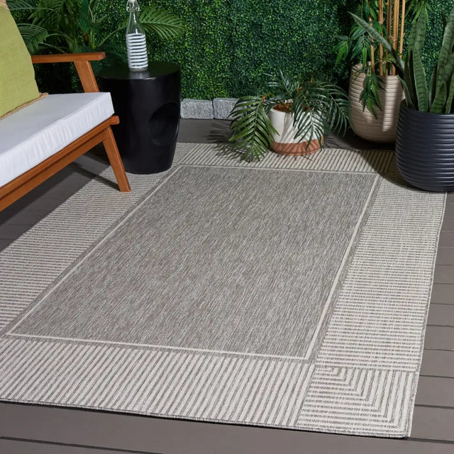 Safavieh Beach House 5'-3" x 7'-6" Rug in Grey / White