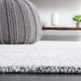 Safavieh Glamour 4'-0" x 6'-0" Rug in Grey / Ivory