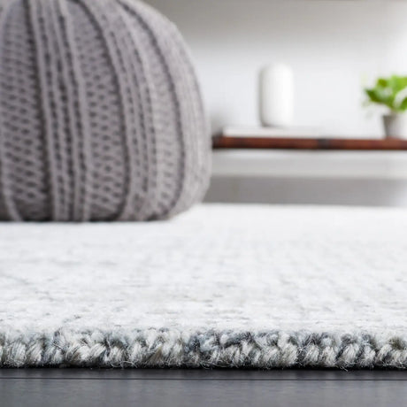 Safavieh Glamour 4'-0" x 6'-0" Rug in Grey / Ivory