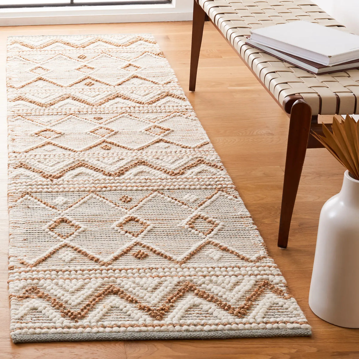 Safavieh Natura 2'-3" x 8'-0" Rug in Natural / Ivory