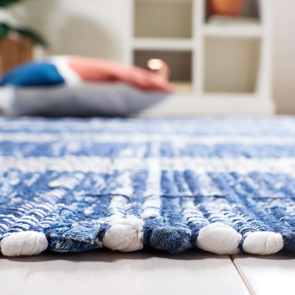 Safavieh Montauk 4'-0" x 6'-0" Rug in Blue / Beige