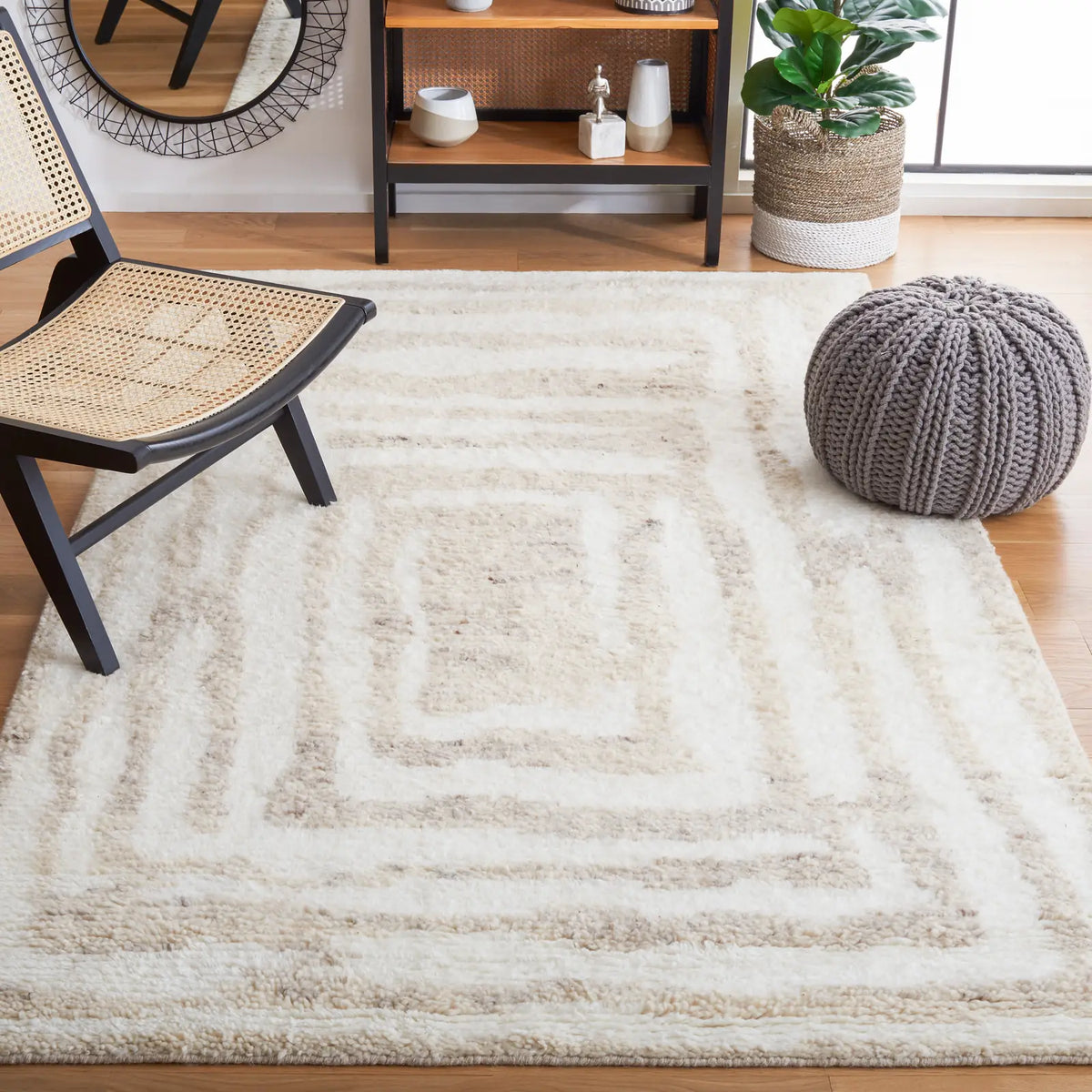 Safavieh Casablanca 4'-0" x 6'-0" Rug in Ivory / Beige