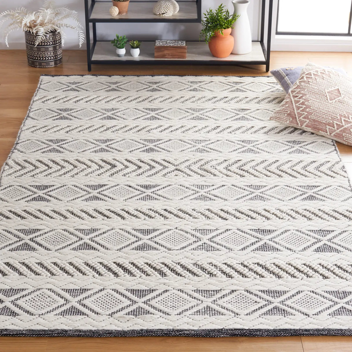 Safavieh Vermont 4'-0" x 6'-0" Rug in Ivory / Black
