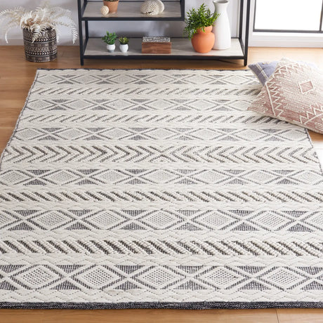 Safavieh Vermont 4'-0" x 6'-0" Rug in Ivory / Black