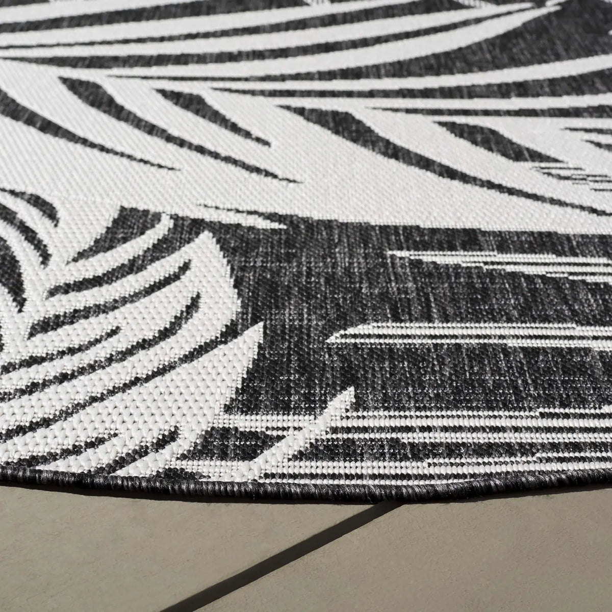 Safavieh Beach House 6'-7" x 6'-7" Rug in Charcoal / Ivory