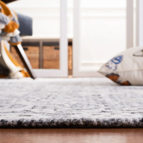 Safavieh Marbella 4'-0" x 6'-0" Rug in Dark Grey / Ivory
