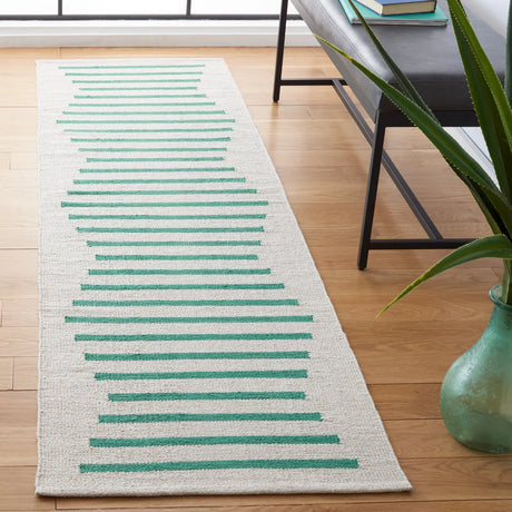 Safavieh Montauk 2'-3" x 8'-0" Rug in Ivory / Dark Green
