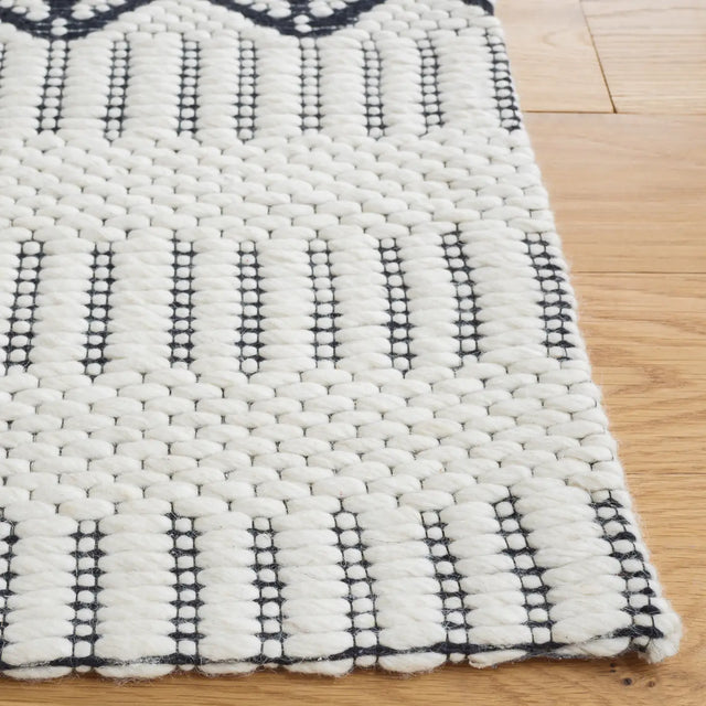 Safavieh Vermont 4'-0" x 6'-0" Rug in Ivory / Black