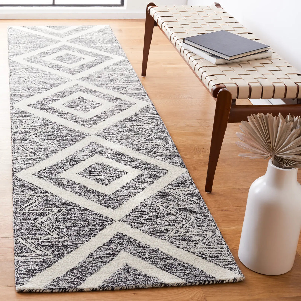 Safavieh Metro 2'-3" x 9'-0" Rug in Ivory / Black
