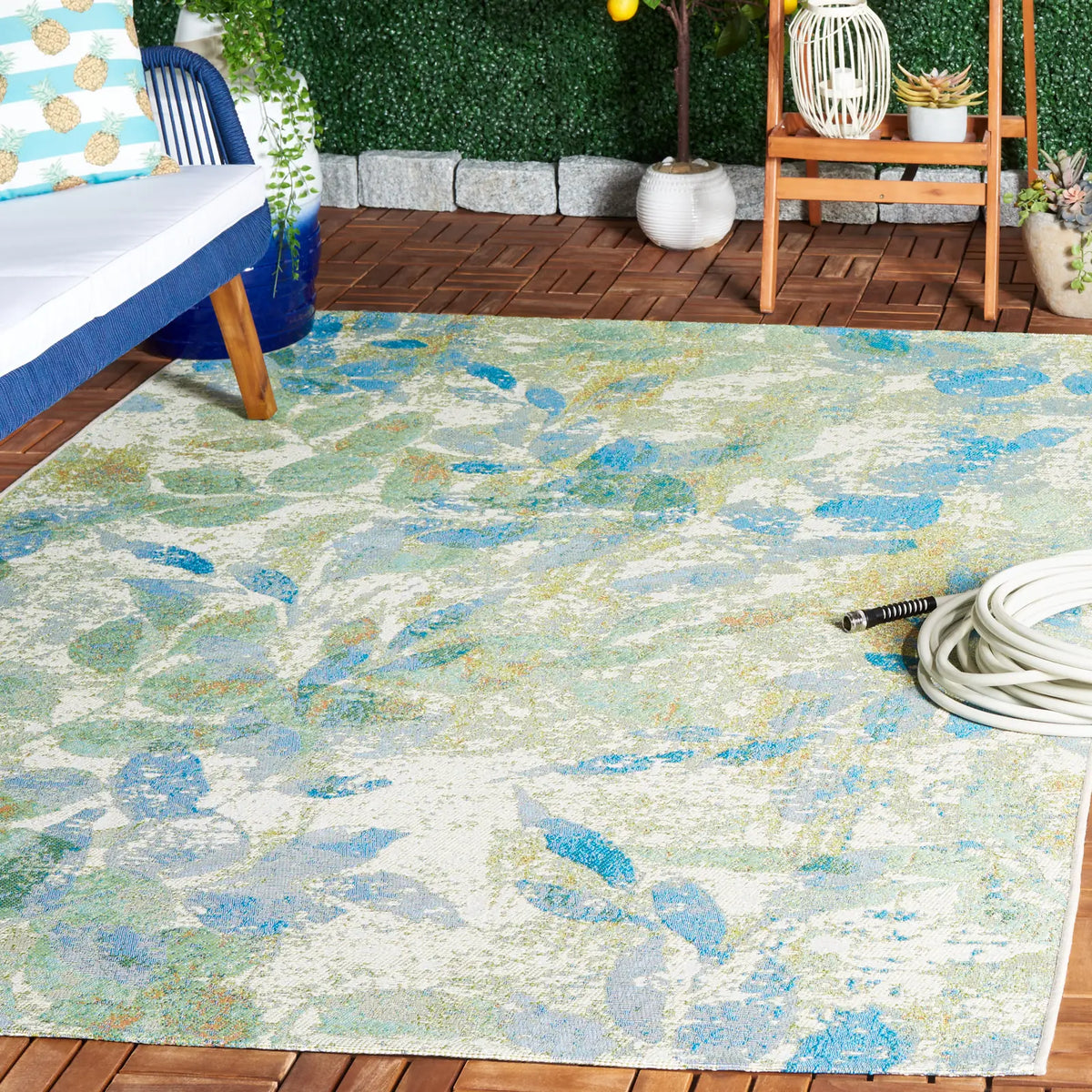 Safavieh Barbados 500 4'-0" x 6'-0" Rug in Blue / Ivory