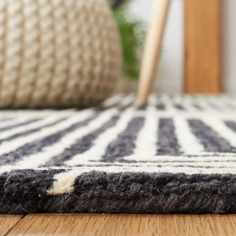 Safavieh Metro 4'-0" x 6'-0" Rug in Black / Beige