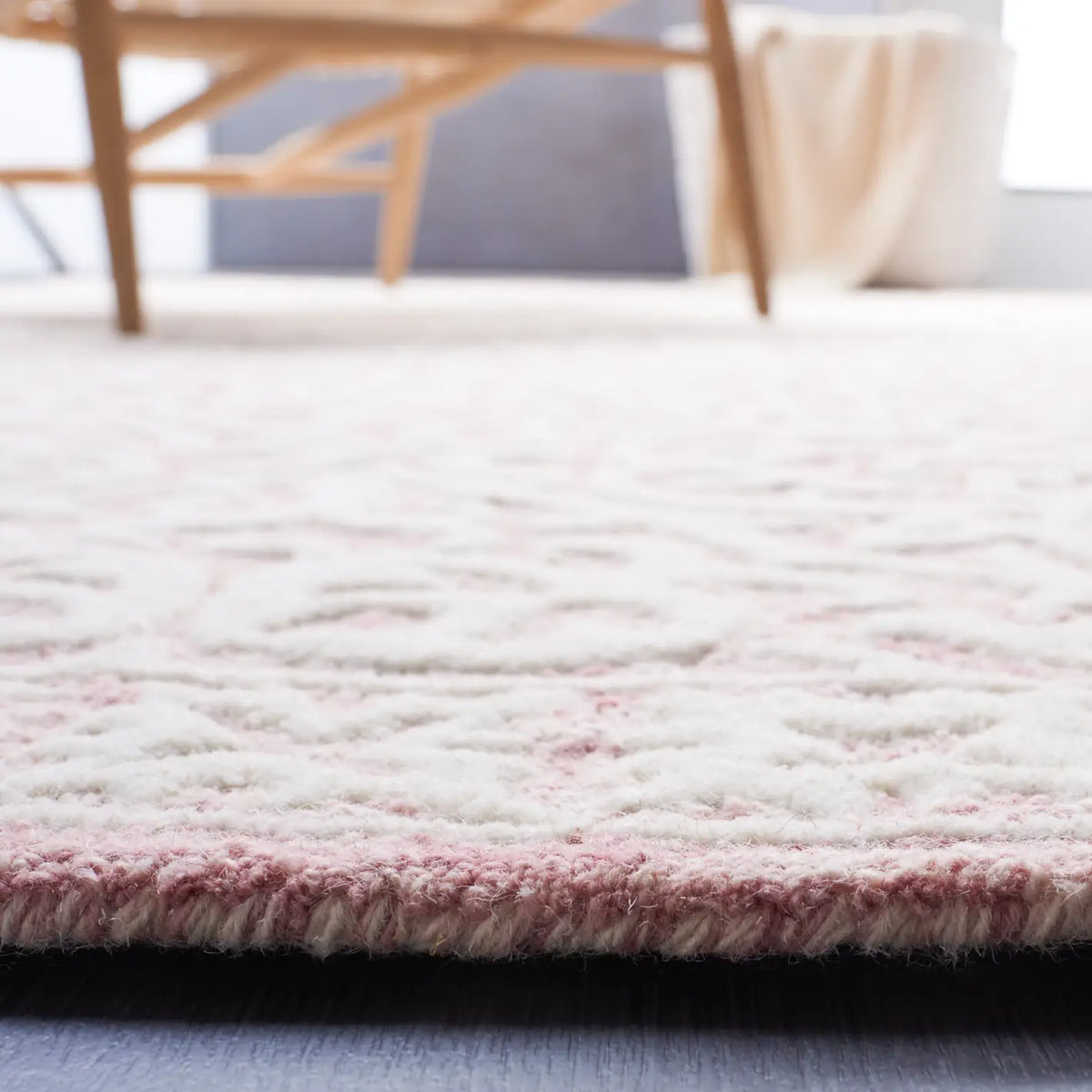 Safavieh Metro 4'-0" x 6'-0" Rug in Pink / Ivory