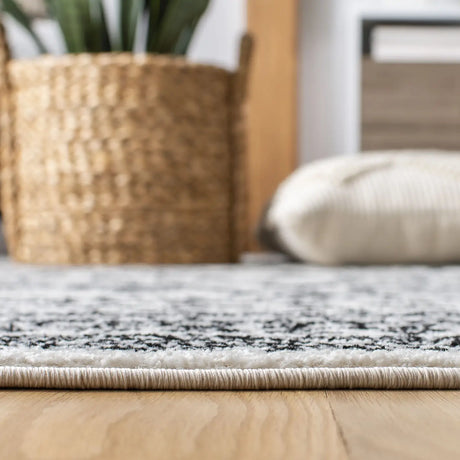 Safavieh Tulum 4'-0" x 6'-0" Rug in Ivory / Black