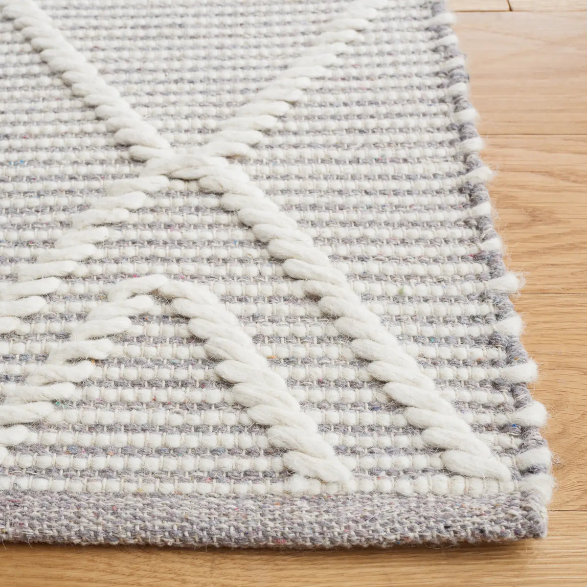 Safavieh Natura 4'-0" x 6'-0" Rug in Grey / Ivory