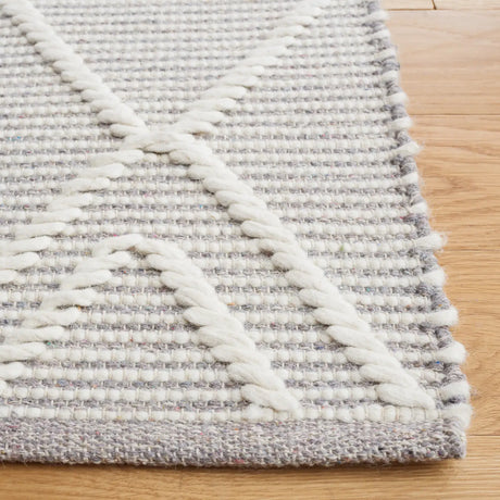 Safavieh Natura 4'-0" x 6'-0" Rug in Grey / Ivory