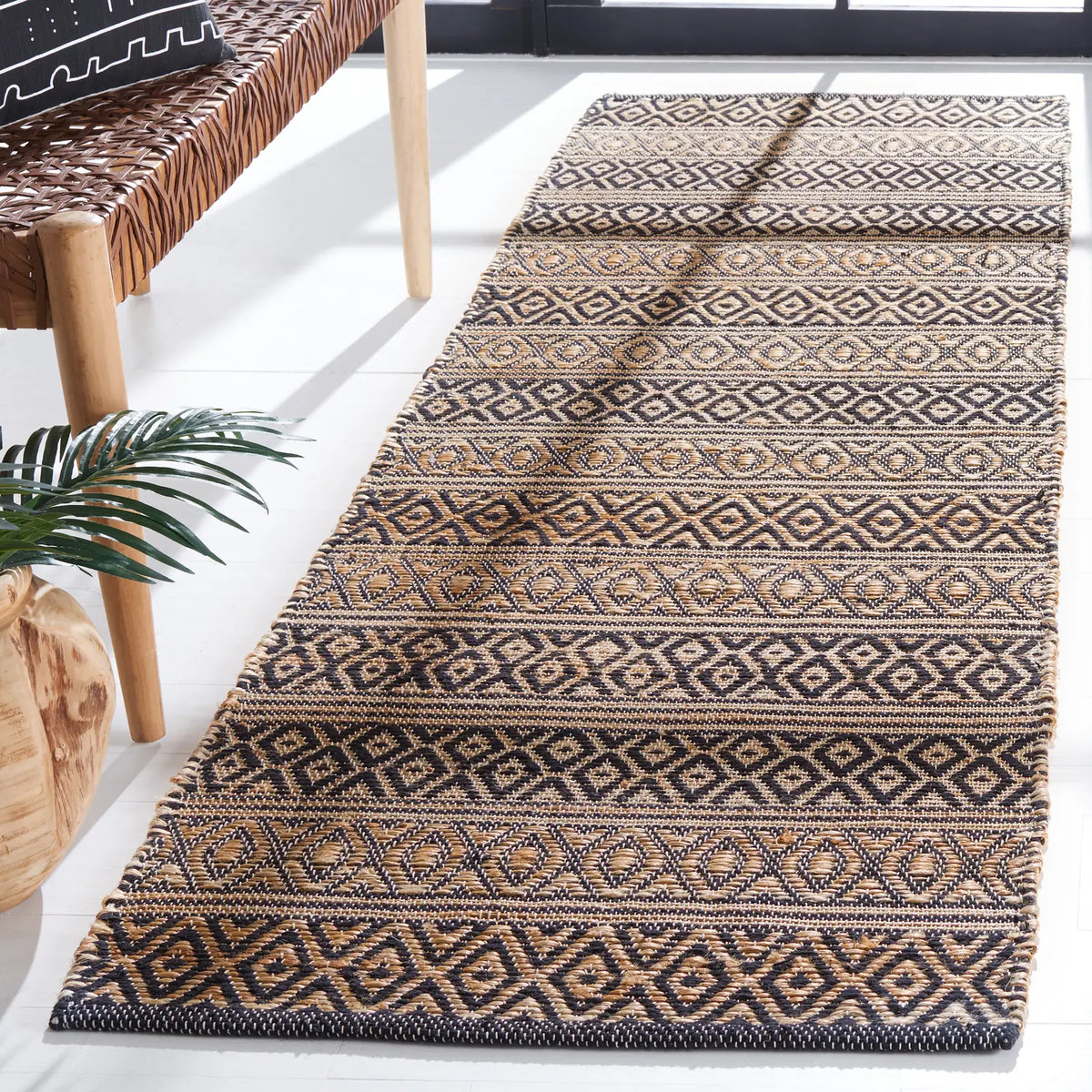 Safavieh Natural Fiber 2'-3" x 8'-0" Rug in Black / Natural