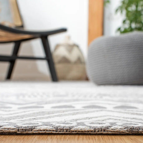 Safavieh Marbella 4'-0" x 6'-0" Rug in Grey
