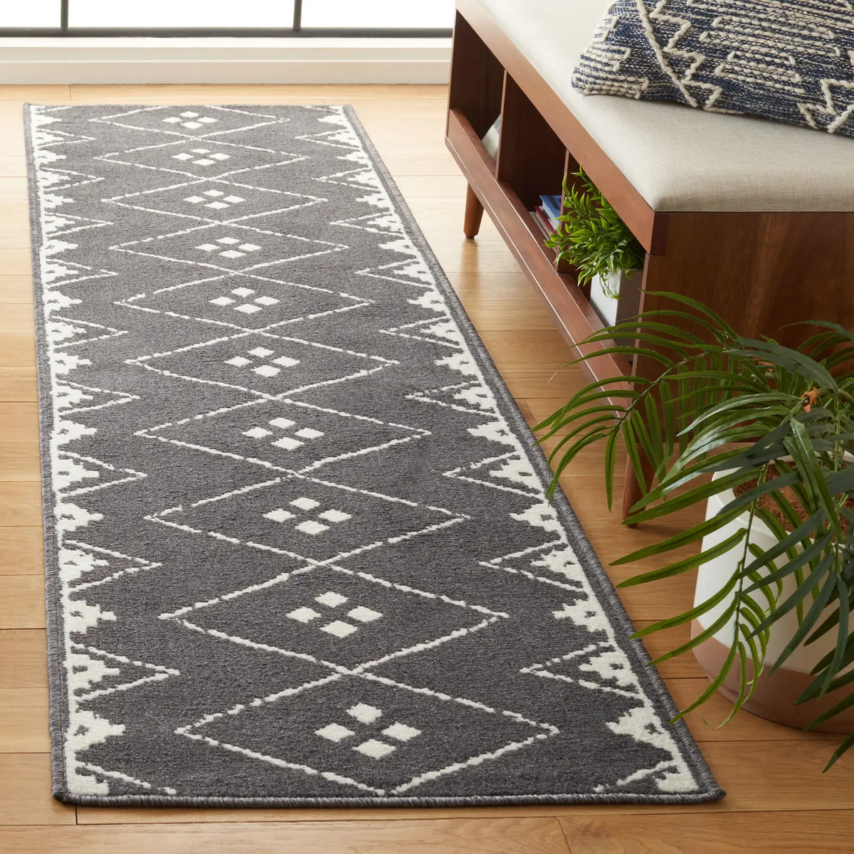 Safavieh Pyramid 2'-2" x 8'-0" Rug in Charcoal / Ivory