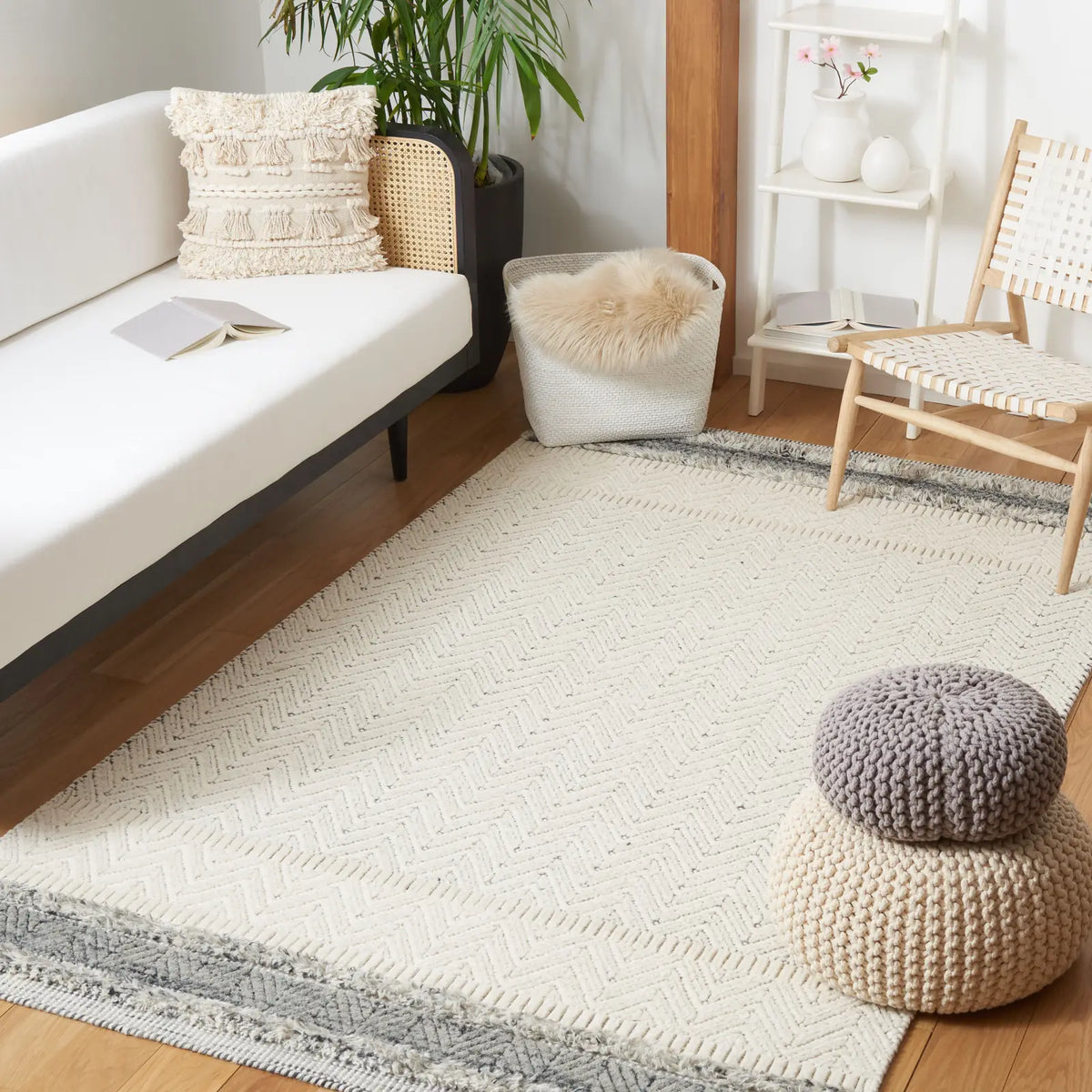 Safavieh Martha Stewart 4'-0" x 6'-0" Rug in Ivory / Grey