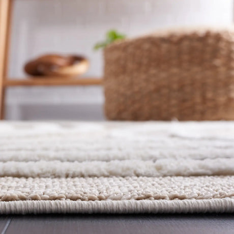 Safavieh Urban 4'-0" x 6'-0" Rug in Beige / Ivory