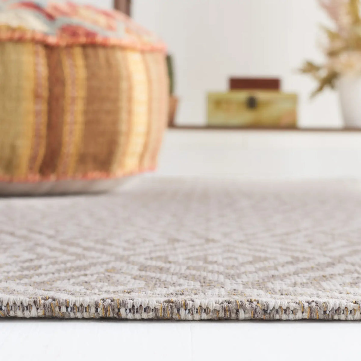 Safavieh Martha Stewart 5'-0" x 7'-0" Rug in Taupe / Cream