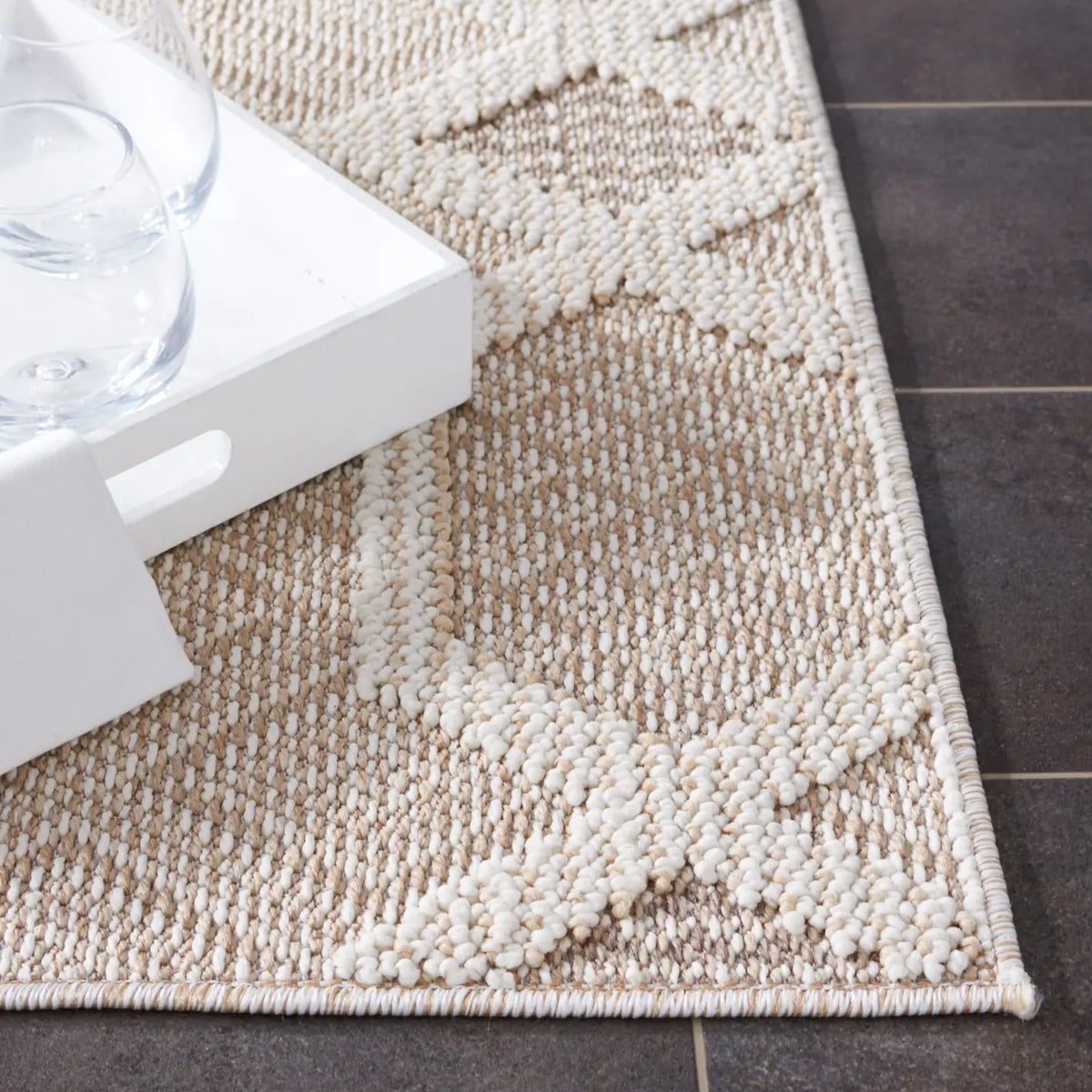 Safavieh Global 4'-0" x 6'-0" Rug in Beige / Ivory