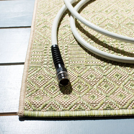 Safavieh Courtyard 4'-0" x 5'-7" Rug in Beige / Green