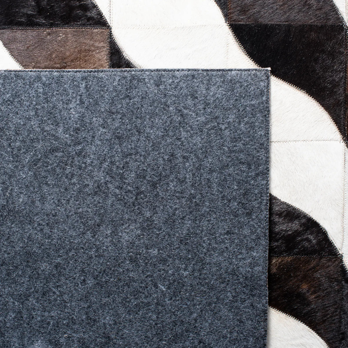 Safavieh Studio Leather 4'-0" x 6'-0" Rug in Black / Ivory