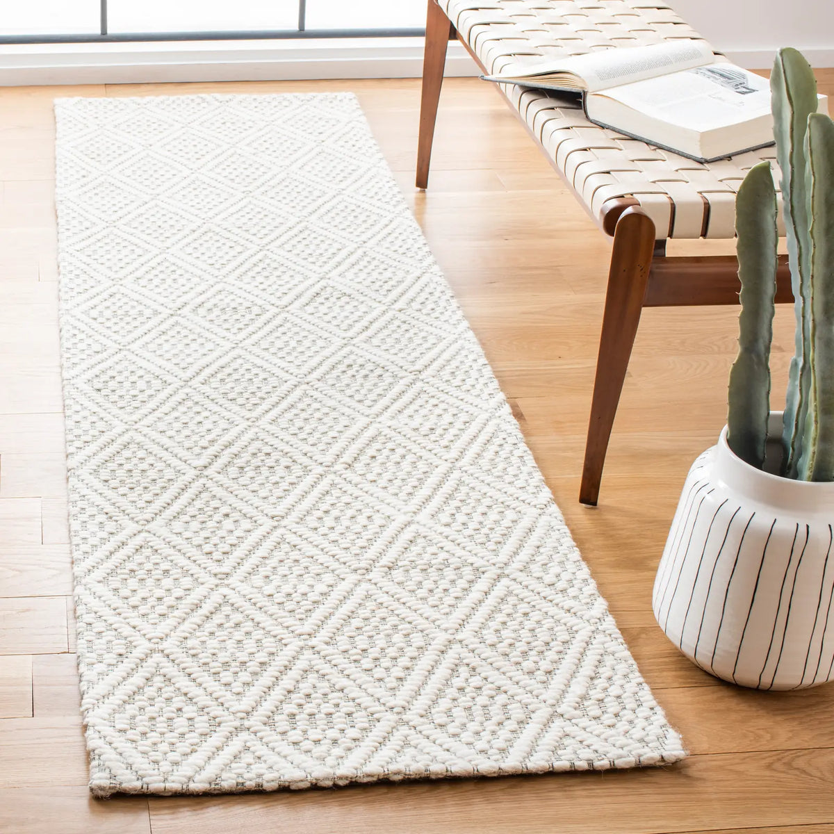 Safavieh Marbella 2'-3" x 8'-0" Rug in Ivory