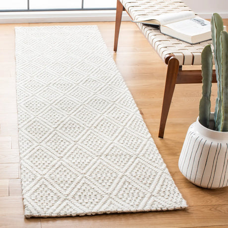 Safavieh Marbella 2'-3" x 8'-0" Rug in Ivory