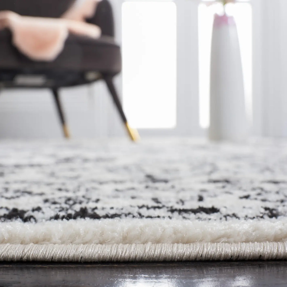 Safavieh Tulum 4'-0" x 6'-0" Rug in Ivory / Black