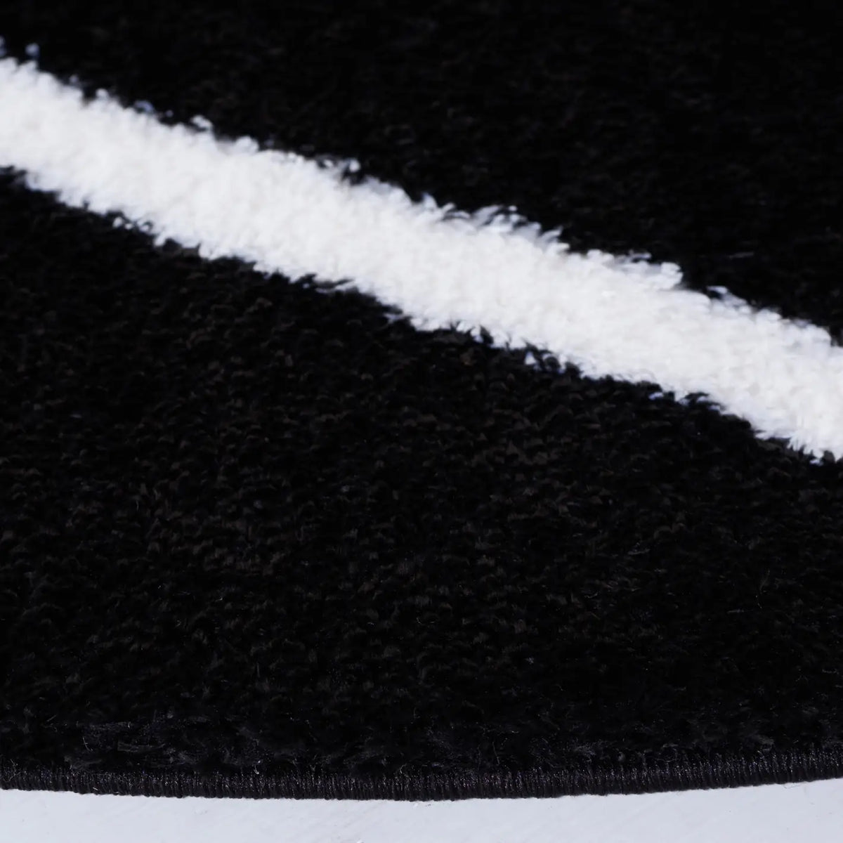 Safavieh Tahoe Shag 6'-7" x 6'-7" Rug in Black / White