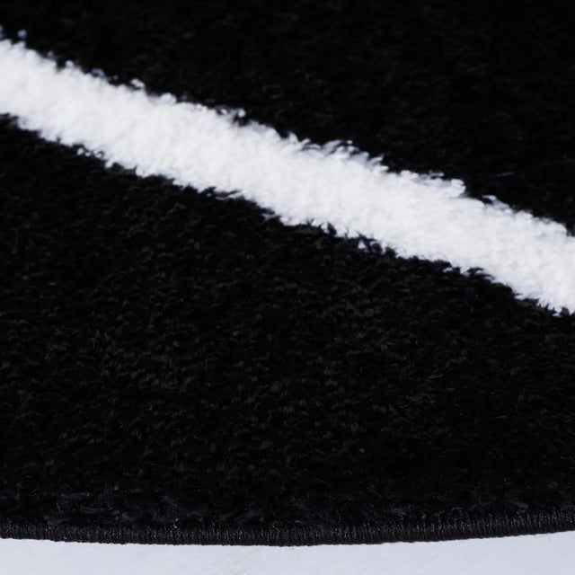 Safavieh Tahoe Shag 6'-7" x 6'-7" Rug in Black / White