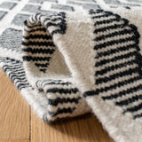 Safavieh Kilim 4'-0" x 6'-0" Rug in Black / Cream