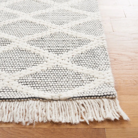Safavieh Marbella 4'-0" x 6'-0" Rug in Ivory / Black