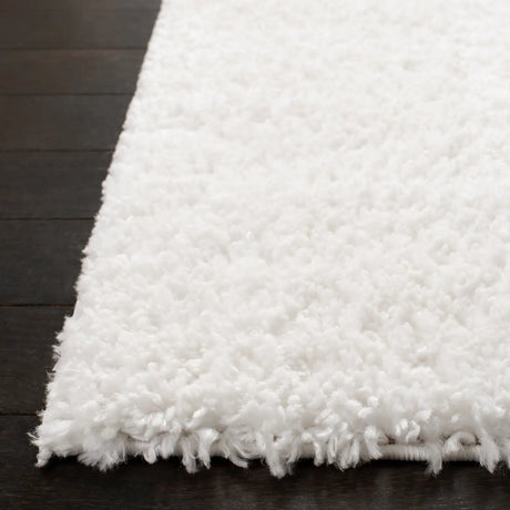 Safavieh August Shag 900 4'-0" x 6'-0" Rug in White