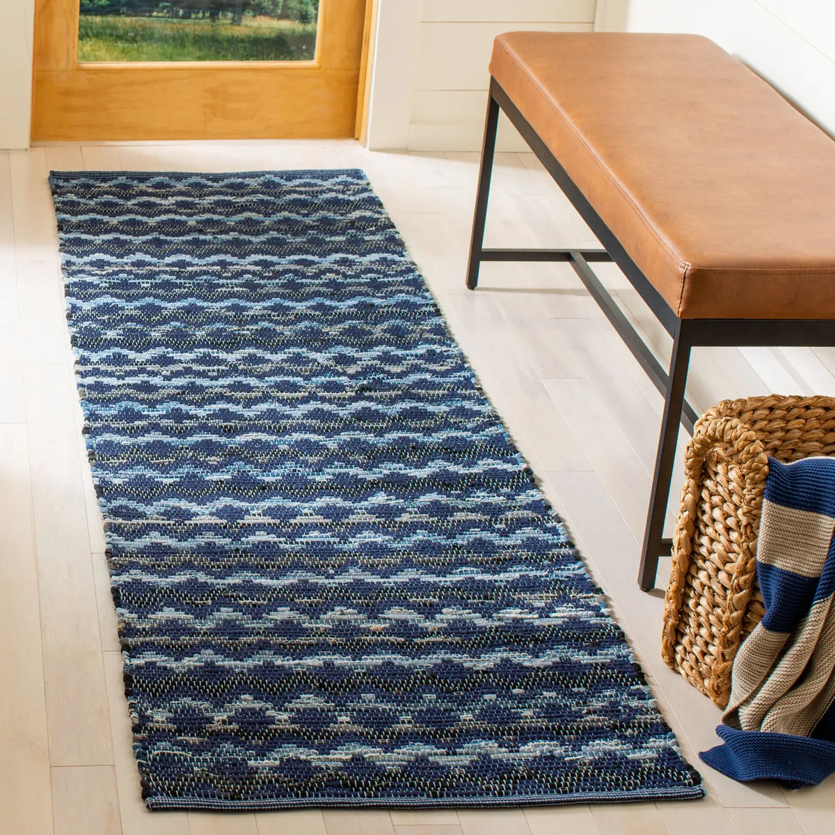 Safavieh Montauk 2'-3" x 6'-0" Rug in Navy Blue / Black
