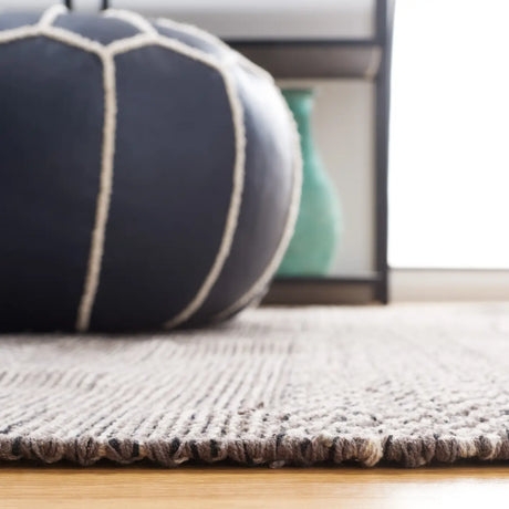 Safavieh Montauk 5'-0" x 8'-0" Rug in Ivory / Anthracite