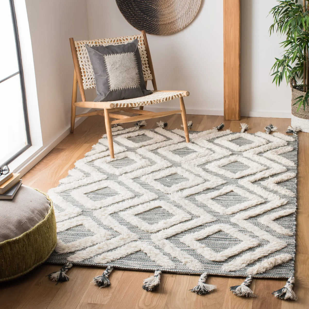 Safavieh Kenya 4'-0" x 6'-0" Rug in Teal / Ivory