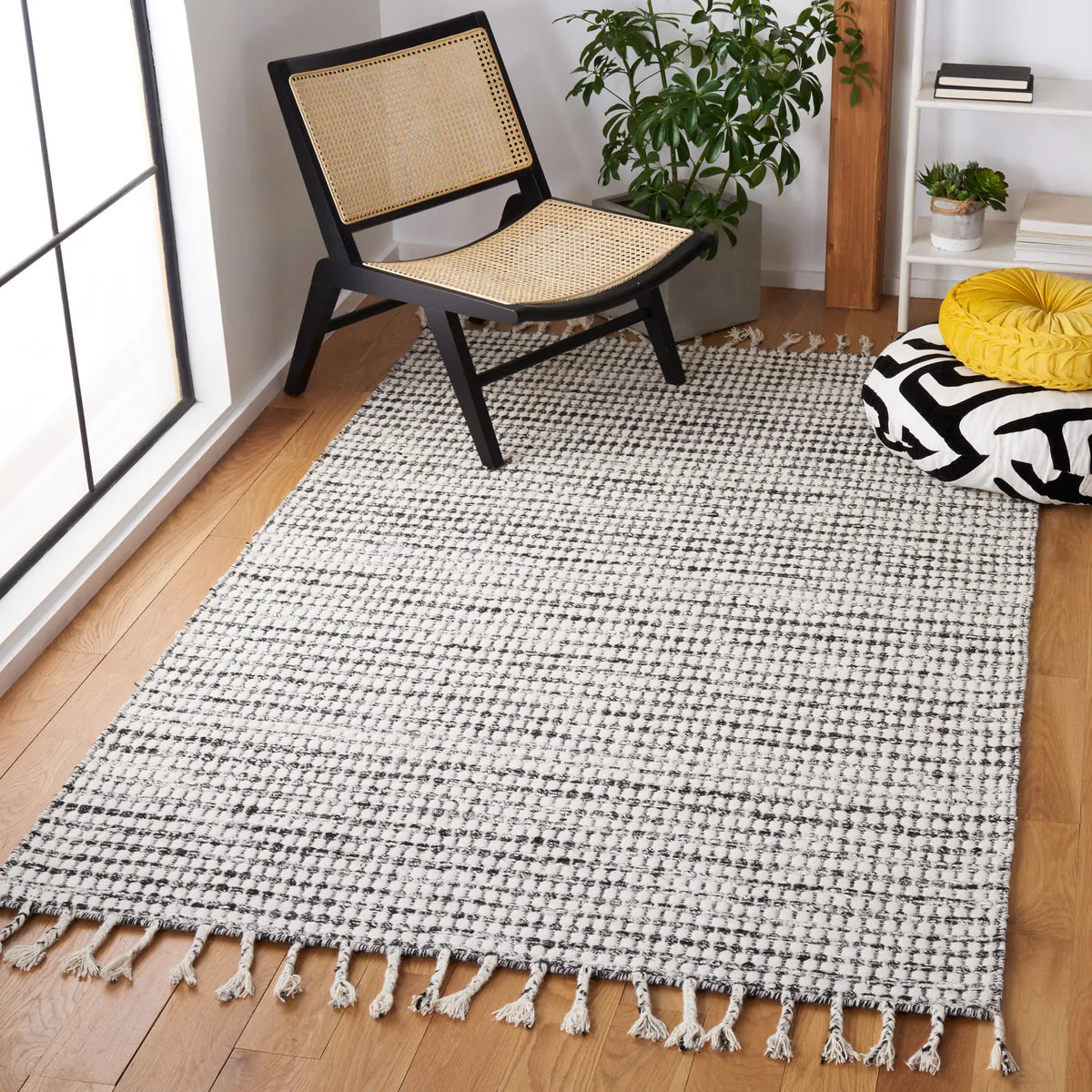 Safavieh Casablanca 4'-0" x 6'-0" Rug in Black / Ivory