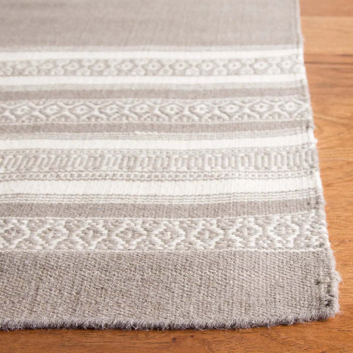 Safavieh Dhurries 5'-0" x 8'-0" Rug in Light Brown