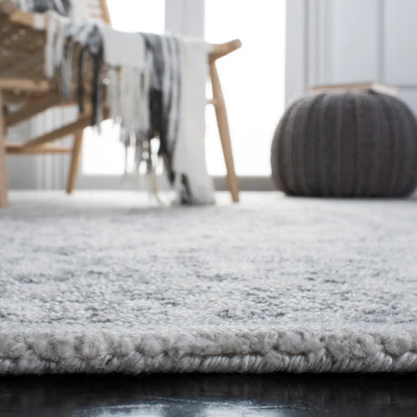Safavieh Marquee 4'-0" x 6'-0" Rug in Ivory / Grey