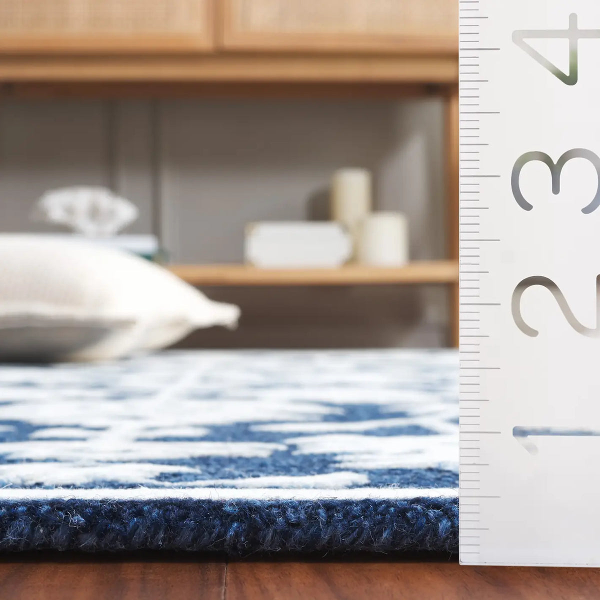 Safavieh Ebony 4'-0" x 6'-0" Rug in Navy / Ivory