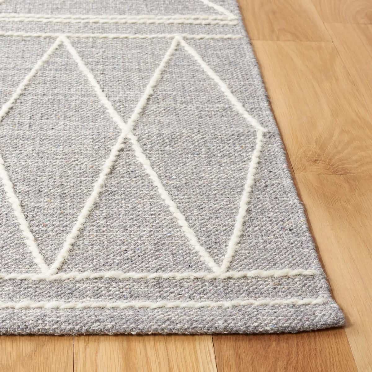 Safavieh Kilim 4'-0" x 6'-0" Rug in Grey / Ivory