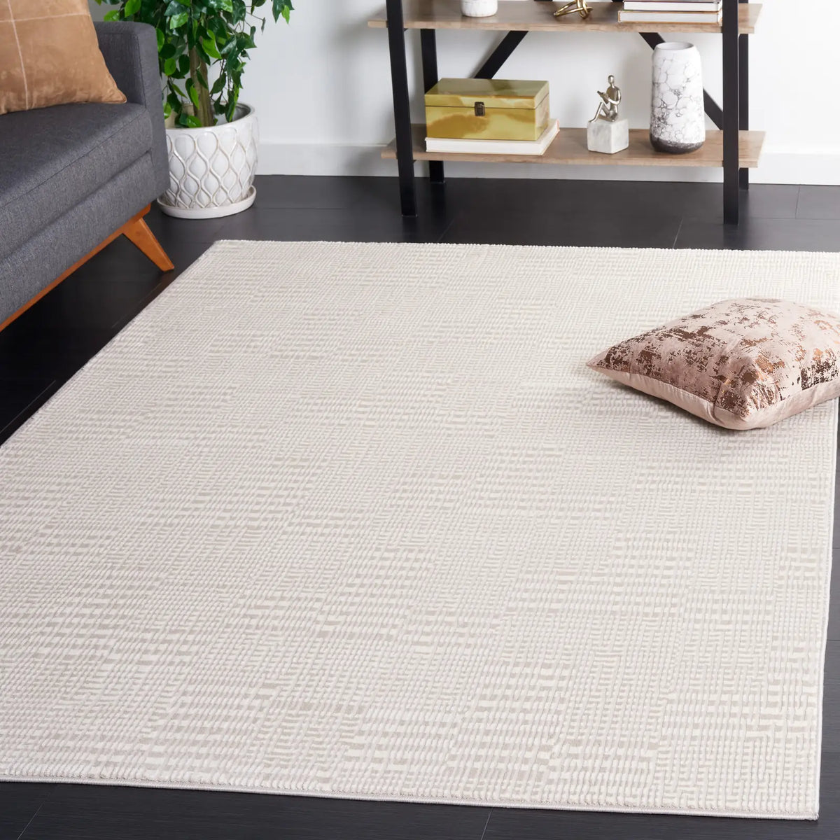 Safavieh Continental 4'-0" x 6'-0" Rug in Ivory / Beige