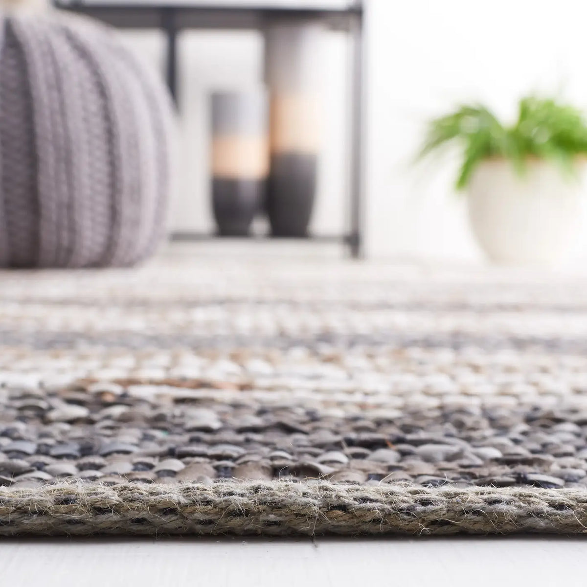 Safavieh Vintage Leather 4'-0" x 6'-0" Rug in Grey / Natural