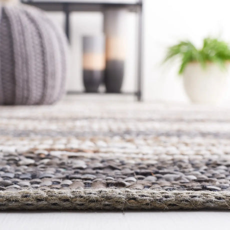 Safavieh Vintage Leather 4'-0" x 6'-0" Rug in Grey / Natural