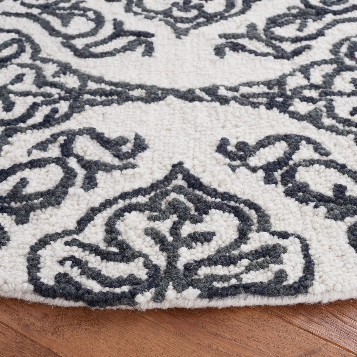 Safavieh Blossom 6'-0" x 6'-0" Rug in Ivory / Black