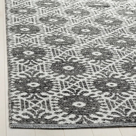 Safavieh Montauk 5'-0" x 8'-0" Rug in Black / Ivory