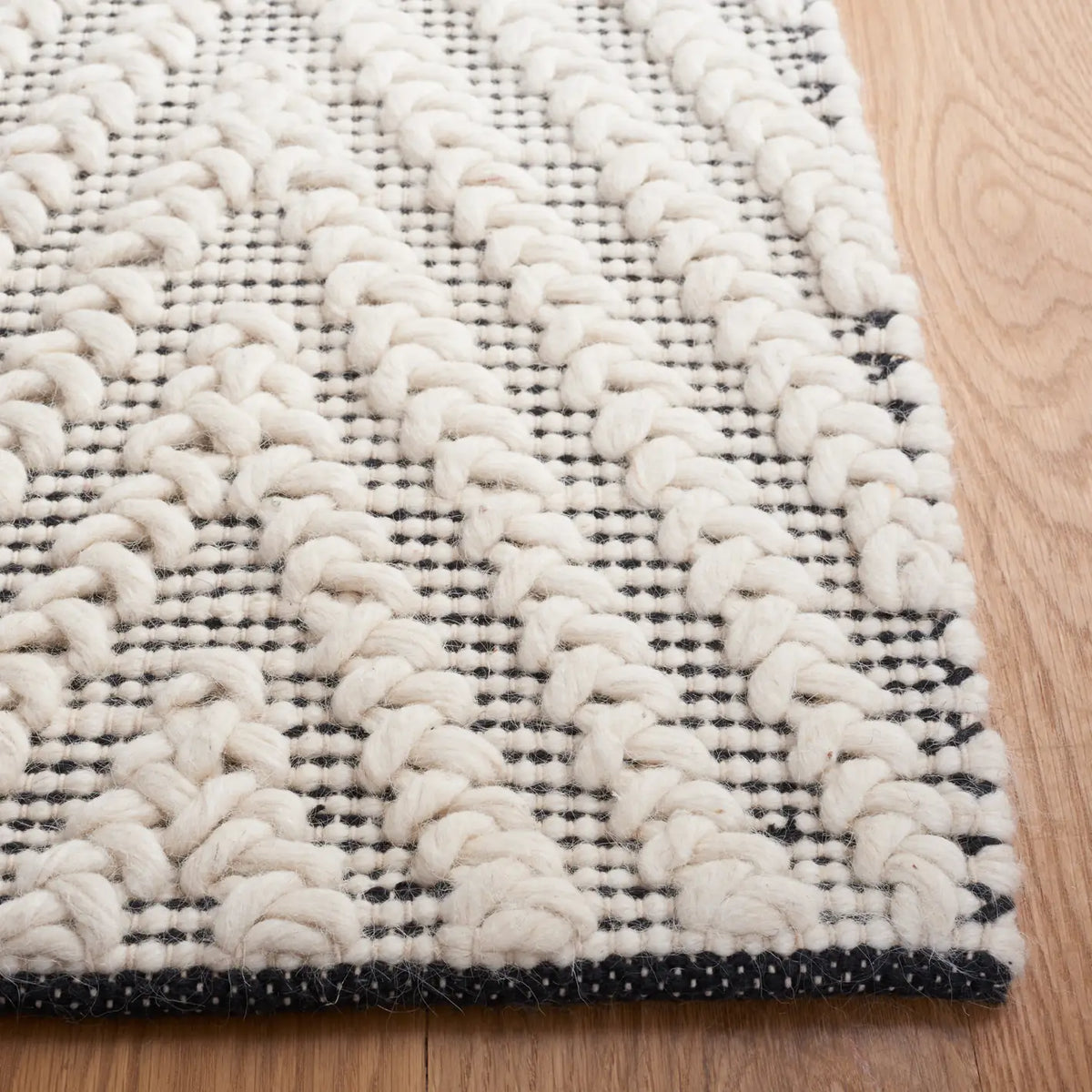 Safavieh Natura 4'-0" x 6'-0" Rug in Ivory / Black